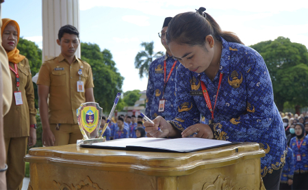 TANDA TANGANI BERITA ACARA PELANTIKAN