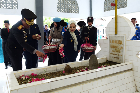 TABUR BUNGA DI MAKAM PAHLAWAN