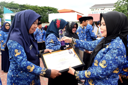 TERBAIK PERTAMA PEJABAT PELAKSANA