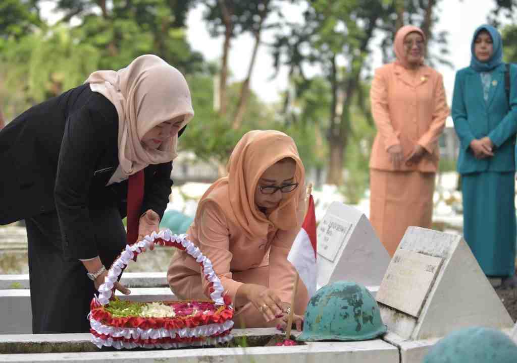 ZIARAH MEMPERINGATI HARI IBU