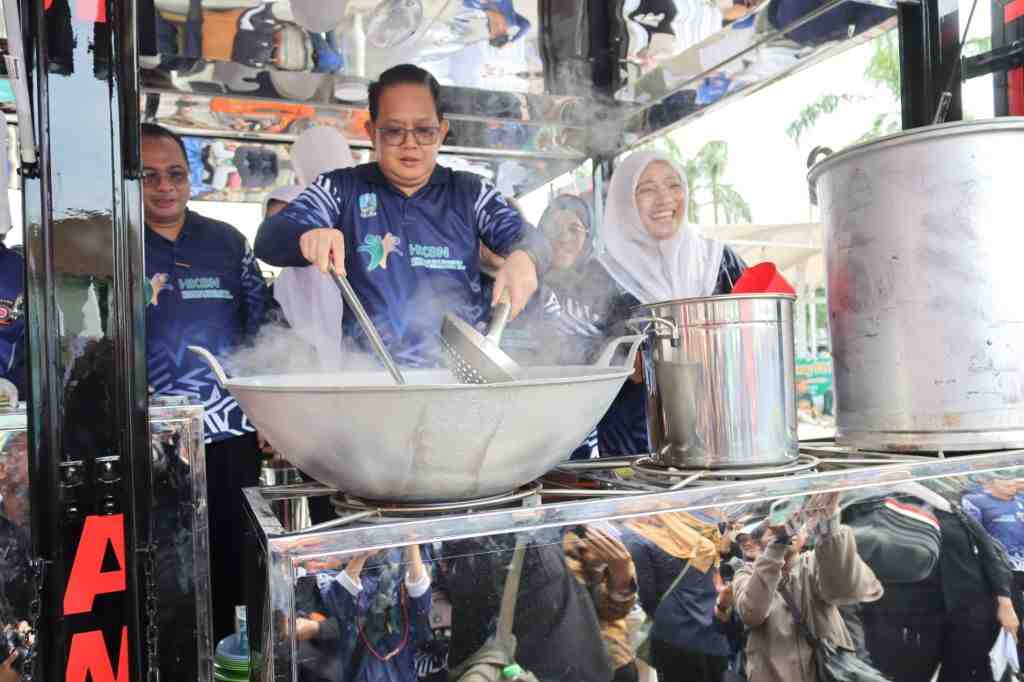 MEMASAK DI DAPUR UMUM