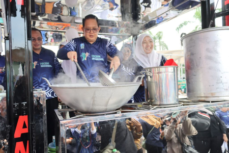 MEMASAK DI DAPUR UMUM