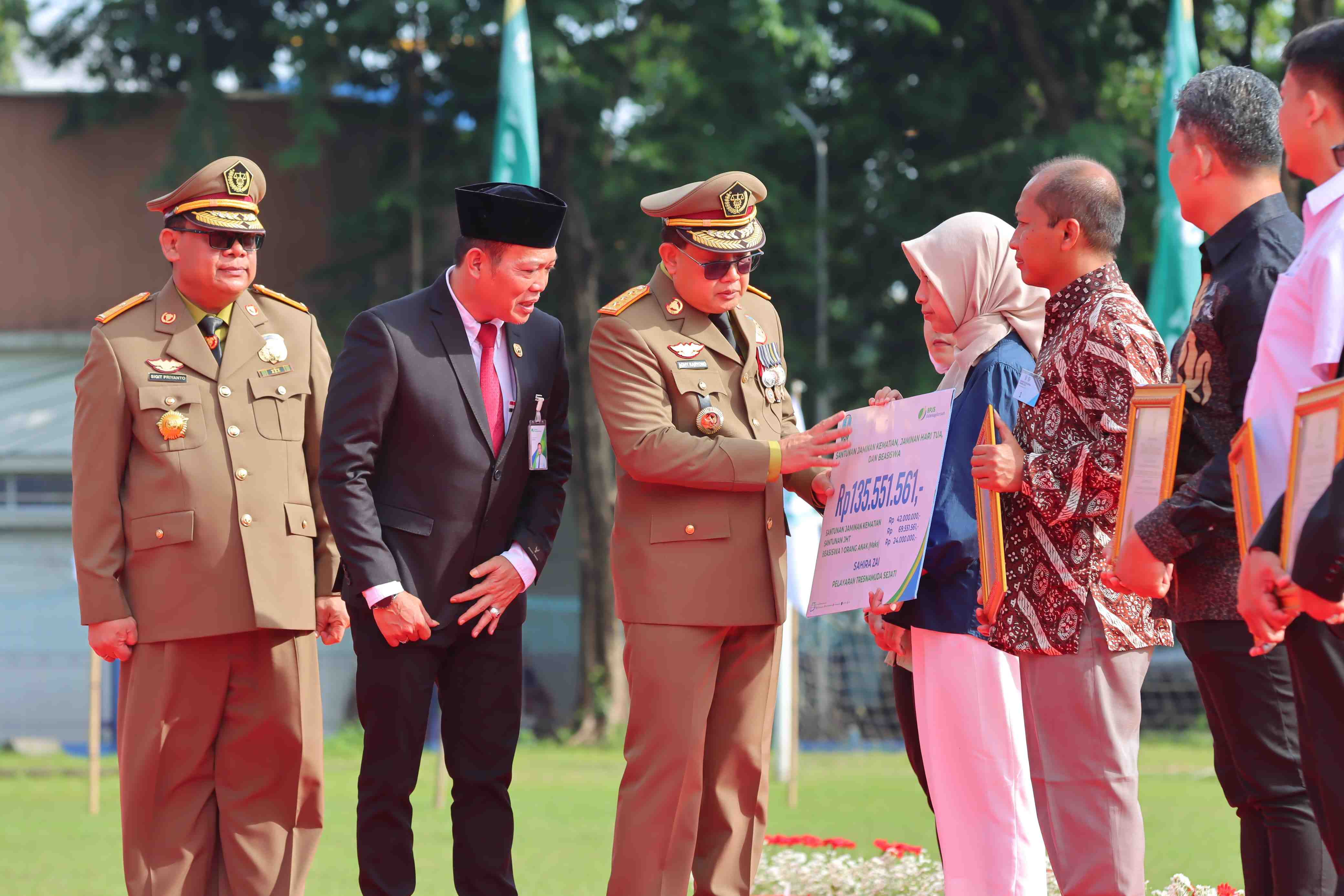 PENYERAHAN SANTUNAN DAN BEASISWA
