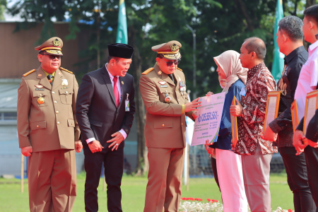 PENYERAHAN SANTUNAN DAN BEASISWA