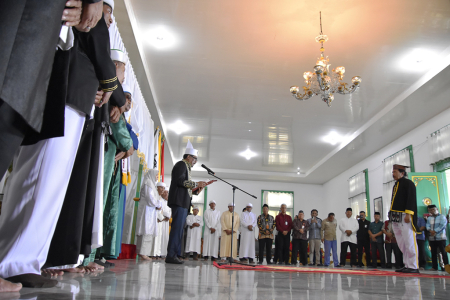 BERI GELAR KEHORMATAN