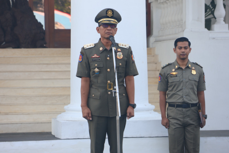 PIMPIN UPACARA HARI KARTINI