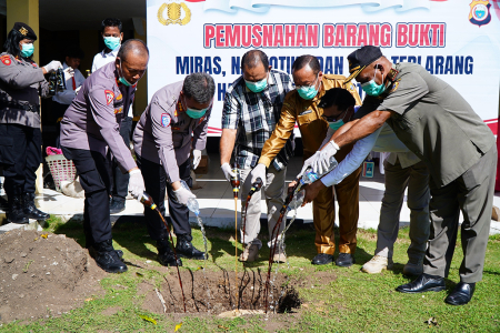 PEMUSNAHAN BARANG BUKTI MINUMAN BERALKOHOL DI TIDORE