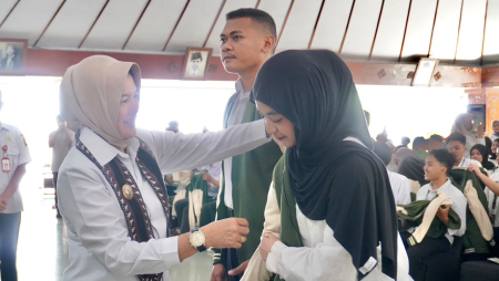SEMATKAN ATRIBUT KKN