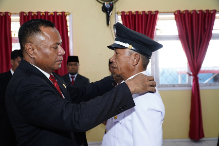 PASANG TANDA PANGKAT LURAH MAREKU