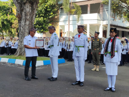 PENGHARGAAN SISWA BERPRESTASI PASKIBRAKA