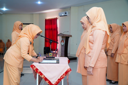 PENGUKUHAN KETUA DWP PERGANTIAN ANTAR WAKTU