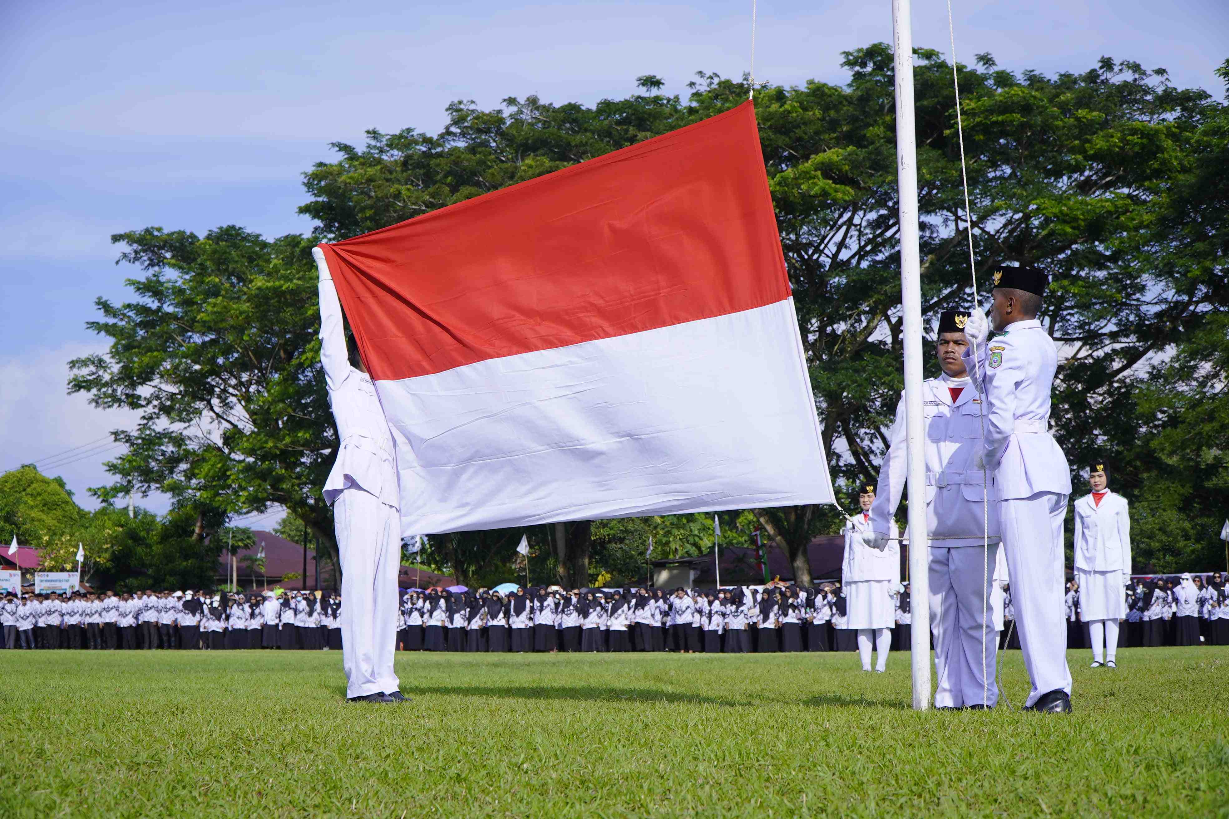 PENGIBARAN BENDERA MERAH PUTIH 