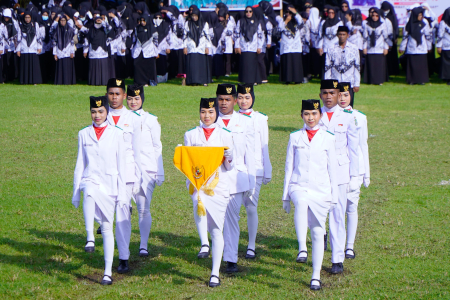 PERSIAPAN PENGIBARAN BENDERA MERAH PUTIH