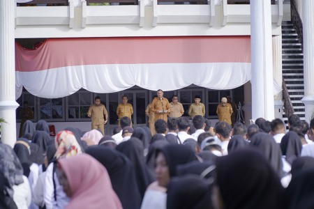 BERIKAN PELAYANAN TERBAIK KEPADA MASYARAKAT