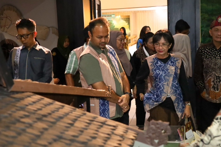 LIHAT MINIATUR RUMAH BUBUNGAN TINGGI