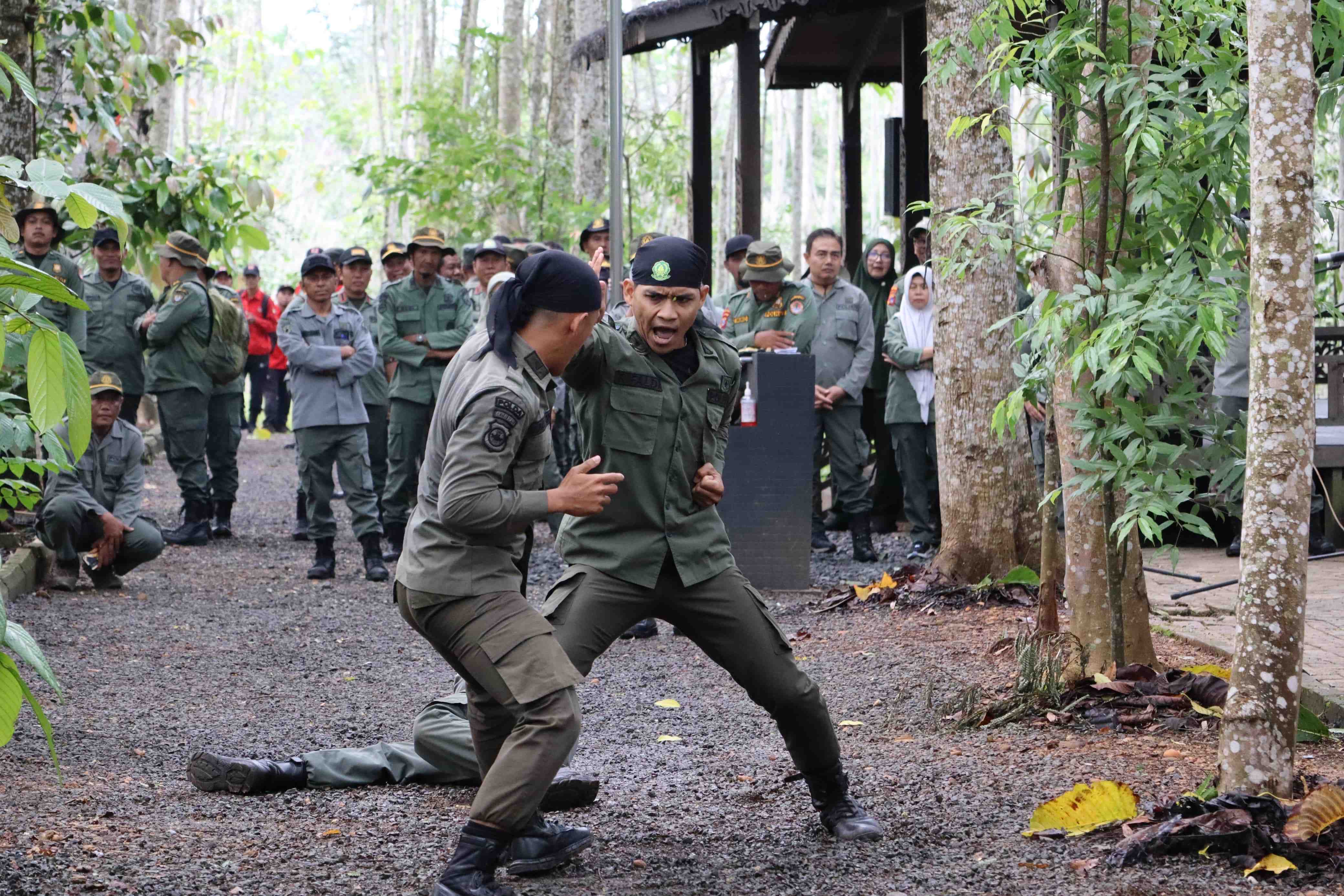 AKSI BELA DIRI POLISI KEHUTANAN