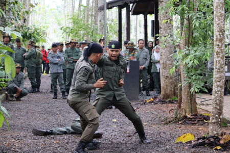 AKSI BELA DIRI POLISI KEHUTANAN