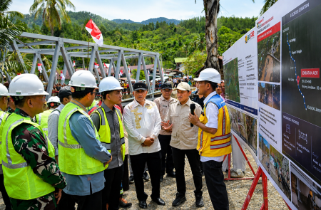 WAPRES TINJAU JEMBATAN LUMUT