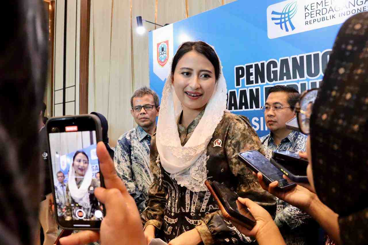 BERI KETERANGAN KEPADA WARTAWAN