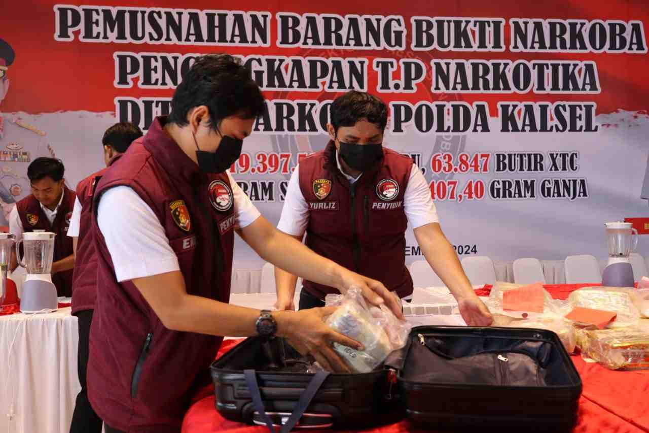 KEMAS BARANG BUKTI NARKOBA