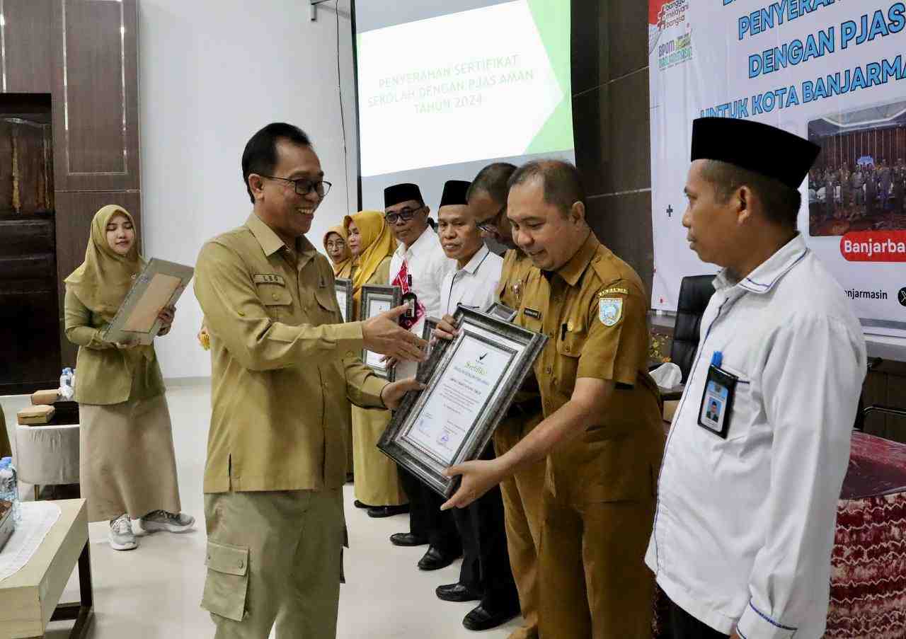 SERAHKAN SERTIFIKAT KEAMANAN PANGAN KE MIN 16 BANJAR