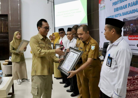 SERAHKAN SERTIFIKAT KEAMANAN PANGAN KE MIN 16 BANJAR