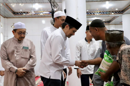 BERIKAN BANTUAN PAKET BERAS