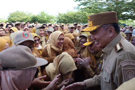 BERSALAMAN DENGAN PEGAWAI