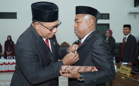 PASANG PIN ANGGOTA DPRD