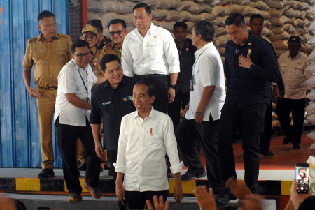 PENYERAHAN BANTUAN CADANGAN BERAS PEMERINTAH