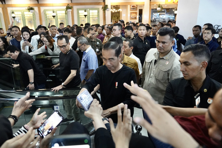 PRESIDEN JOKOWI MENYAPA MASYARAKAT SAMARINDA