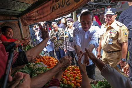 PRESIDEN JOKOWI KUNJUNGI PASAR MUNGKID