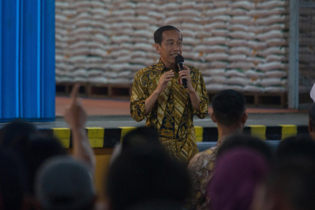 PRESIDEN SALURKAN BANTUAN SEMBAKO DI YOGYAKARTA