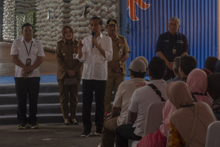 PRESIDEN SALURKAN BANTUAN BERAS DI KLATEN