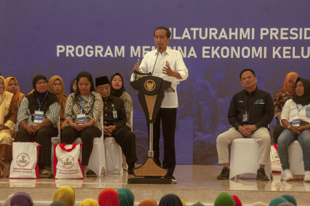 PRESIDEN JOKO WIDODO MENYAPA NASABAH MEKAAR PNM