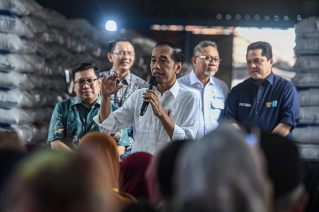 PRESIDEN TINJAU GUDANG BULOG DAN SERAHKAN BANTUAN BERAS
