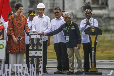 PRESIDEN JOKO WIDODO RESMIKAN KILANG TANGGUH TRAIN 3