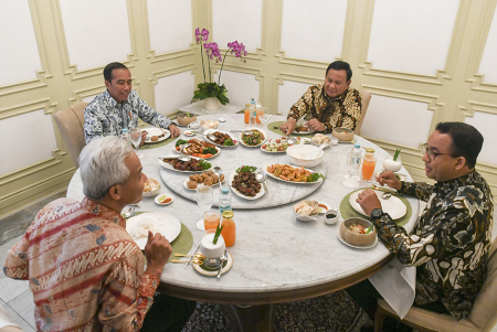 PRESIDEN MAKAN SIANG BERSAMA TIGA BACAPRES