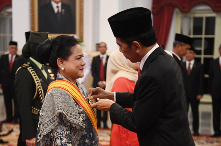 IBU NEGARA DAN ISTRI WAPRES TERIMA TANDA KEHORMATAN