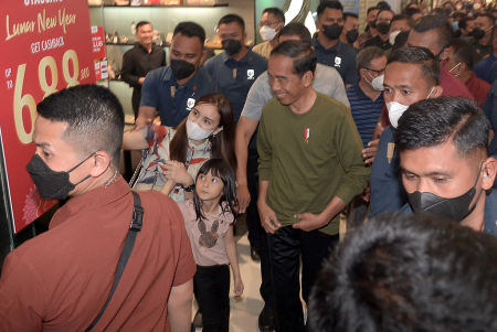 PRESIDEN JOKO WIDODO SAPA WARGA MANADO