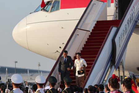 PRESIDEN JOKOWI DAN IBU IRIANA TIBA DI CHINA