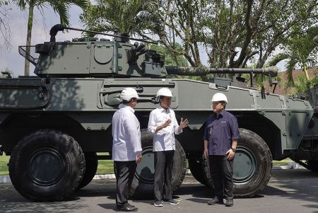 PRESIDEN JOKOWI KUNJUNGI PINDAD