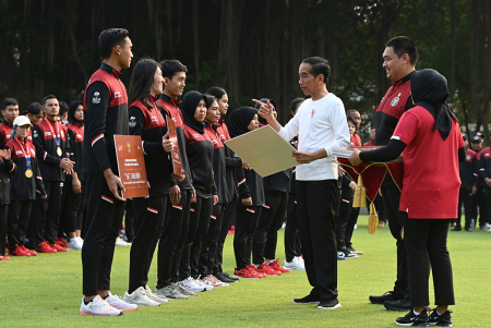PRESIDEN JOKO WIDODO SERAHKAN BONUS SEA GAMES 2023