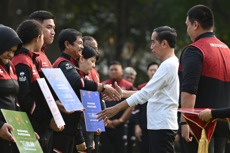 PRESIDEN JOKO WIDODO SERAHKAN BONUS SEA GAMES 2023
