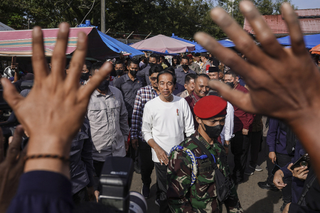 PRESIDEN JOKOWI KUNJUNGI PASAR BATHUPAT