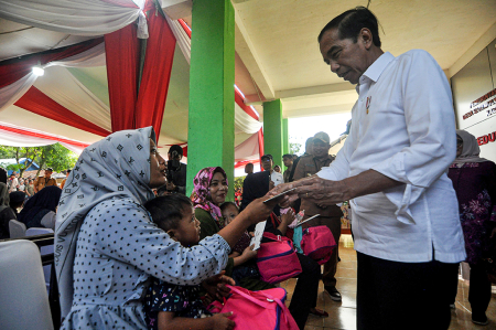 PRESIDEN SERAHKAN BANTUAN KHUSUS DI BENGKULU