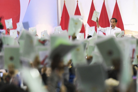 PRESIDEN SERAHKAN 3000 SERTIFIKAT TANAH