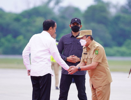 GUBERNUR RIAU SAMBUT KEDATANGAN PRESIDEN JOKO WIDODO