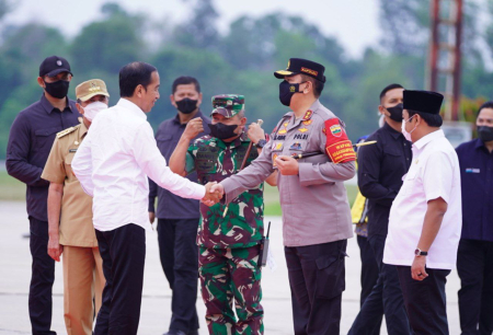 KAPOLDA RIAU SAMBUT KEDATANGAN PRESIDEN JOKO WIDODO