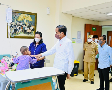 PRESIDEN TINJAU PASIEN ANAK DI RSUD ARIFIN ACHMAD PROVINSI RIAU 